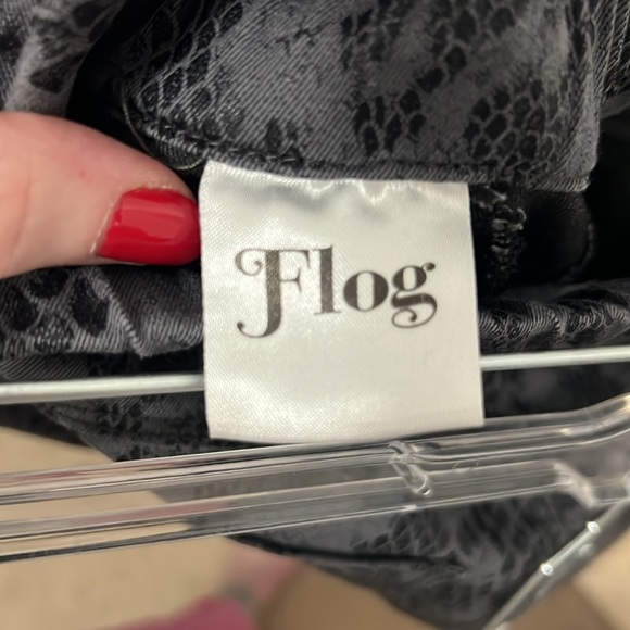 Flogs - Picture 10 of 13